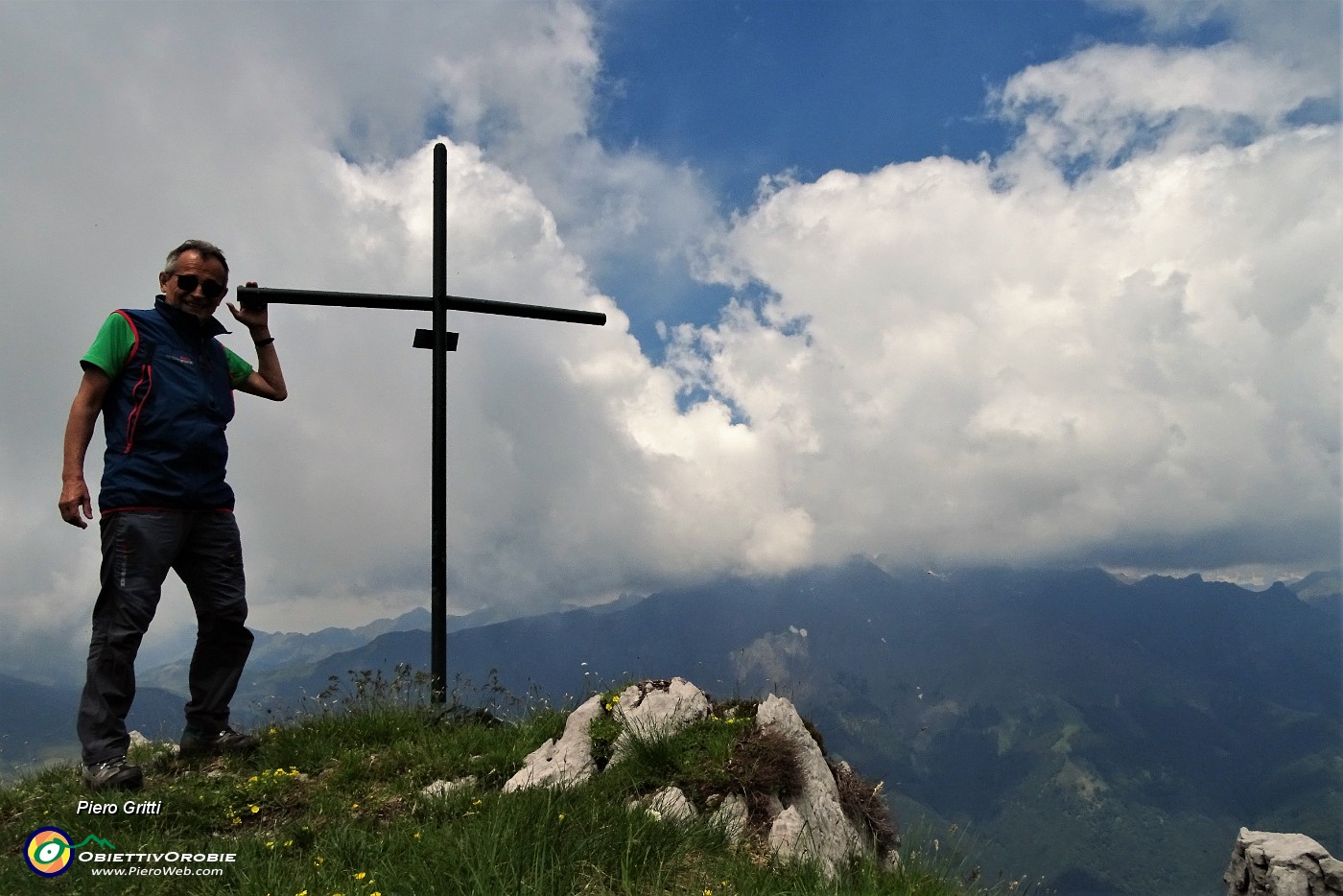 68 Alla croce della Corna Grande (2089 m) .JPG